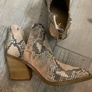Vince Camuto Gigietta snakeskin bootie NWT